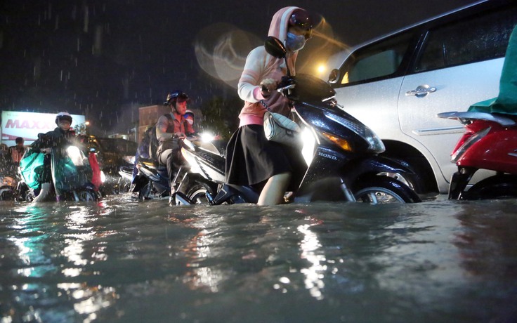 Sài Gòn mưa to và ngập nặng: Bao người đã ít yêu thành phố này?