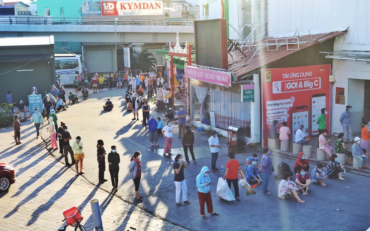 Người dân TP.HCM đi siêu thi, chợ mua thực phẩm trước 23.8: Đông, xếp hàng dài, giãn cách hơn