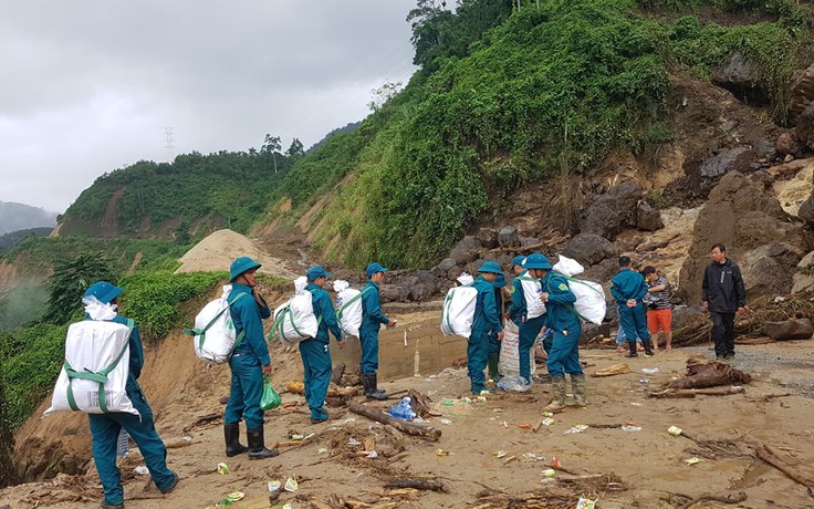 Quảng Nam: Cõng hàng tiếp tế cho hàng ngàn người dân bị cô lập