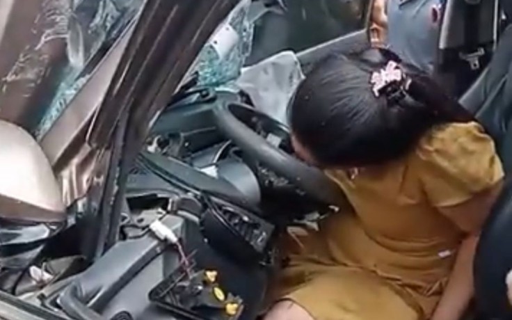 Bình Thuận: Giải cứu nữ doanh nhân lái ô tô bị mắc kẹt trong cabin