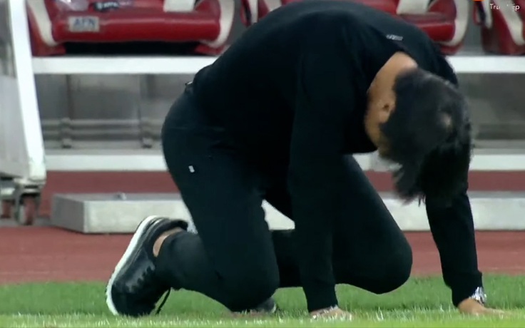 HLV Shin Tae-yong gục ngã sau pha bỏ lỡ khó tin của cầu thủ Indonesia
