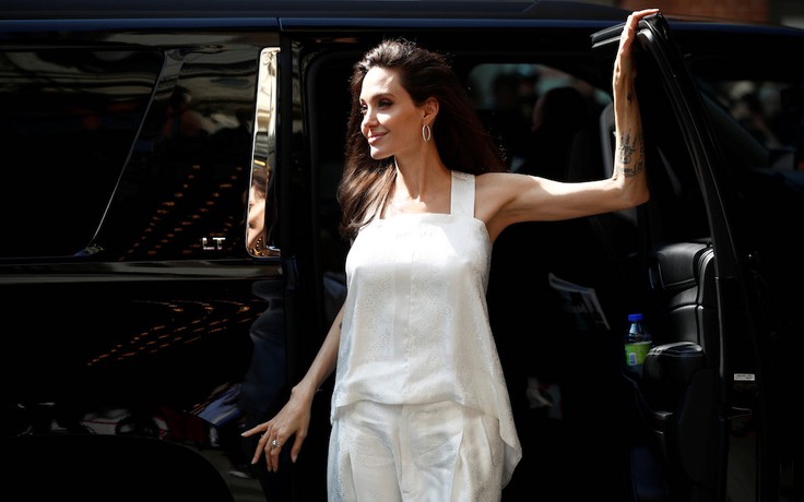 Angelina Jolie xuất hiện gầy gò tại Liên hoan phim Toronto