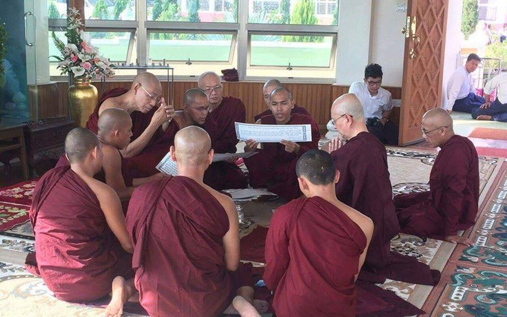 Cựu tổng thống Myanmar xuống tóc đi tu