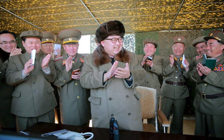 Ông Kim Jong-un chỉ đạo phóng tên lửa diễn tập đánh phủ đầu Hàn Quốc