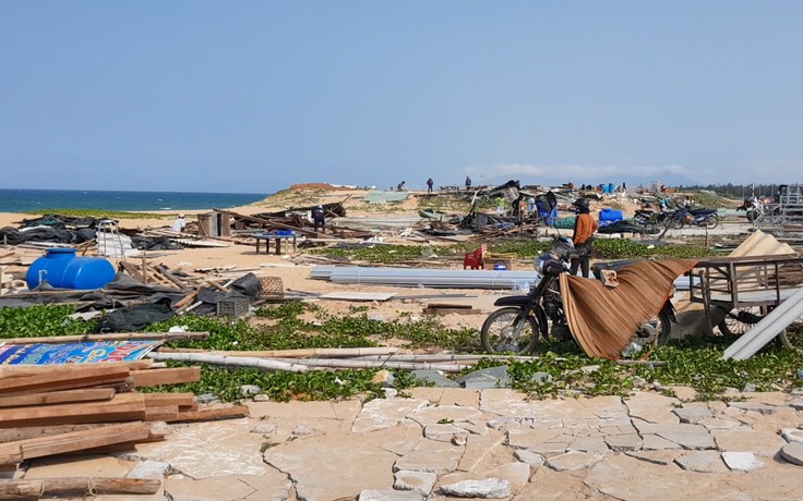 Lều quán nhếch nhác cửa ngõ sân bay Tuy Hòa, tự giác tháo dỡ