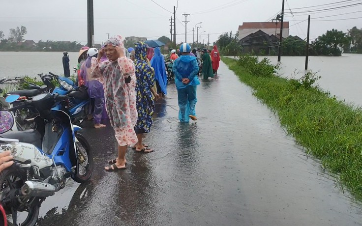 Sau bão số 12, người dân Phú Yên tất tả chạy lũ