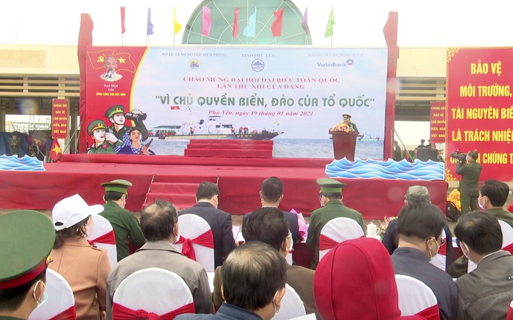 Bộ đội Biên phòng trao cờ và ảnh Bác Hồ cho ngư dân