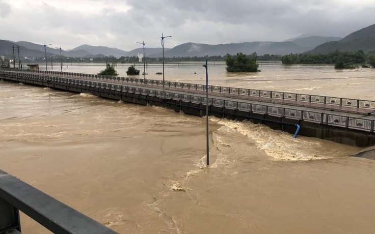 Phú Yên: Nhiều tuyến giao thông bị chia cắt, 202 căn nhà bị ngập do mưa lớn