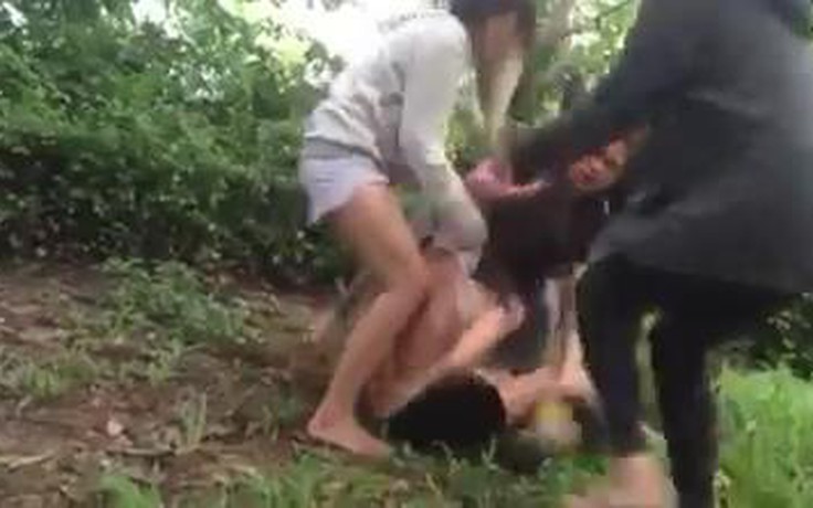 Thiếu nữ bị đánh hội đồng, lột đồ: Xác định nhóm người quay clip tung lên mạng