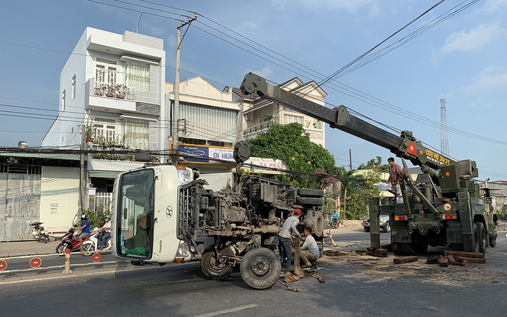 An Giang: Xe tải lật nằm chắn ngang quốc lộ 91