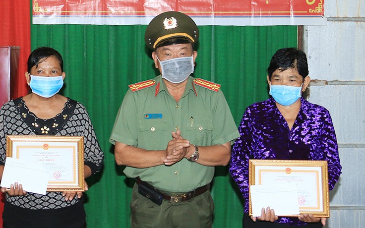 Công an An Giang tặng giấy khen hai phụ nữ Khmer U50, U60 dũng cảm bắt cướp
