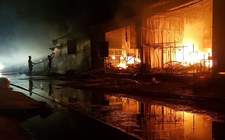 An Giang: Cháy lớn tại Trung tâm thương mại TT.Cái Dầu, 40 ki ốt bị thiêu rụi