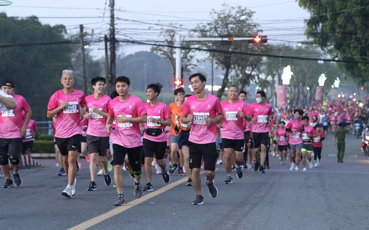 Giải marathon Đất Sen Hồng: Lý Tín Nhân về nhất cự ly 42 km của nam