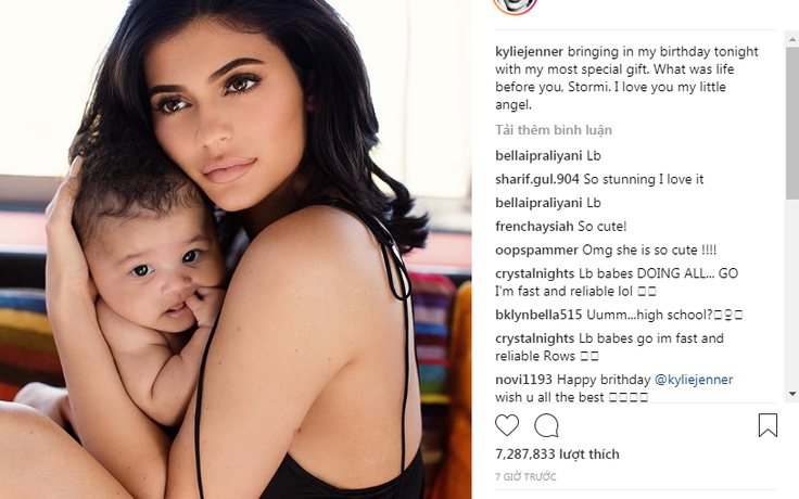 Kylie Jenner khoe ảnh mừng sinh nhật bên con gái cưng