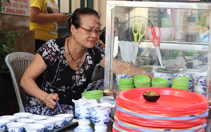 'Ốc bà câm' ở Hà Nội: 30 năm khách gọi món... bằng tay