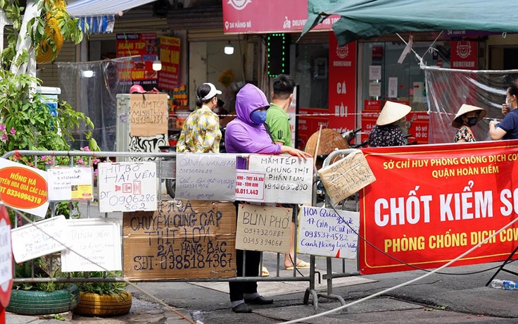 'Độc, lạ' kiểu bán hàng tránh dịch tại 'chợ nhà giàu' giữa lòng phố cổ Hà Nội