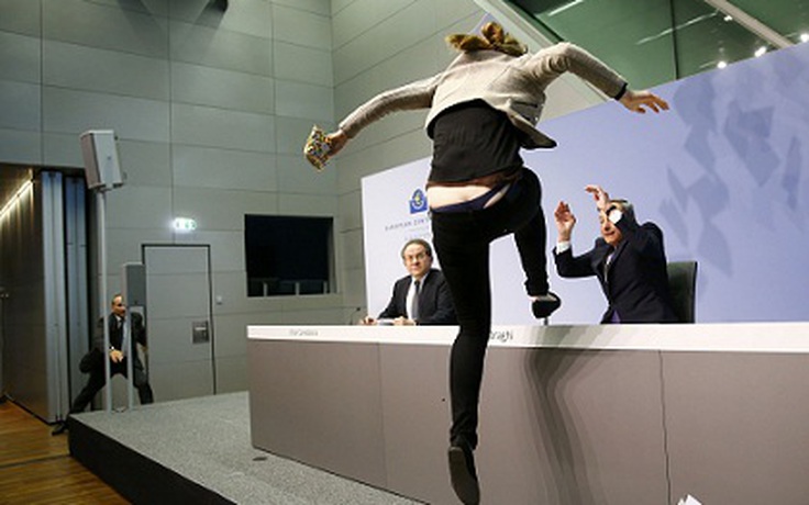 Cô gái tấn công Chủ tịch ECB nói sẽ tiếp tục hành động như vậy