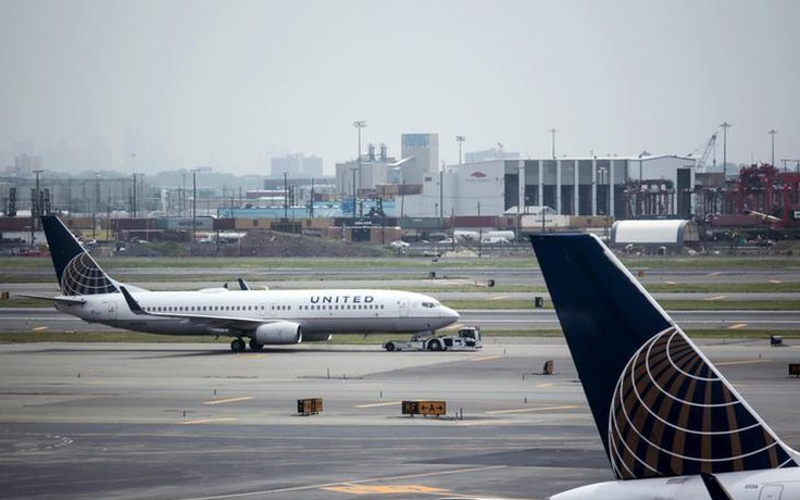 United Airlines bị châm chọc vì vụ lôi hành khách gốc Việt xuống máy bay