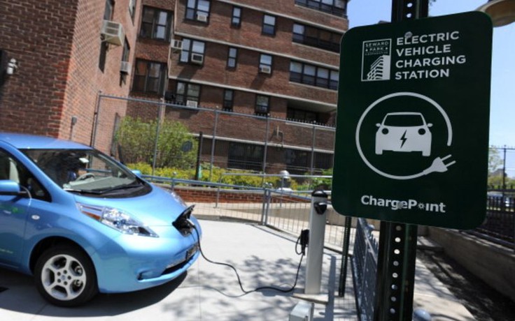 Khi nào ô tô điện rẻ hơn ô tô chạy bằng xăng?