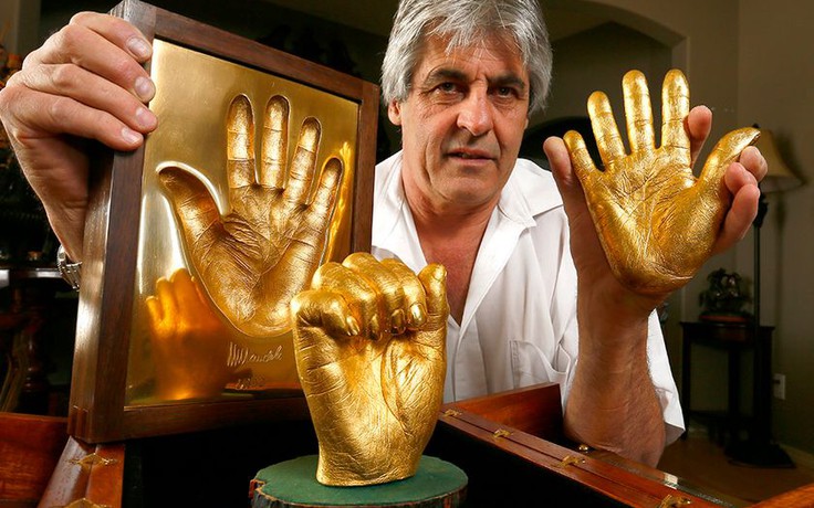 Khối vàng hình bàn tay ông Nelson Mandela bán giá 10 triệu USD