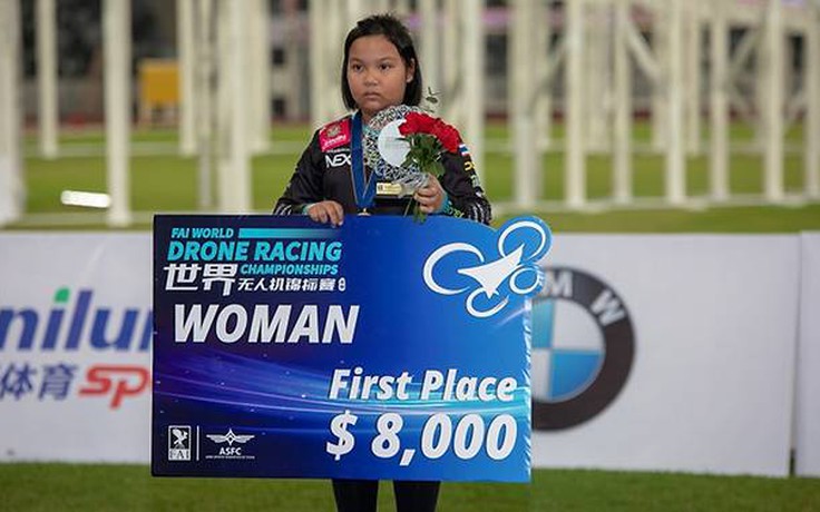 Bé gái 11 tuổi thắng giải đua máy bay không người lái