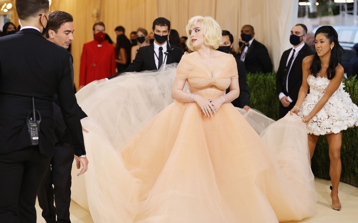 Thỏa thuận bất ngờ đầy nhân văn đằng sau bộ cánh lộng lẫy của Billie Eilish tại Met Gala 2021