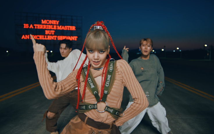 Lisa BlackPink chơi lớn cắt đồ hiệu tạo mốt mới khiến fan trầm trồ trong video biểu diễn độc quyền