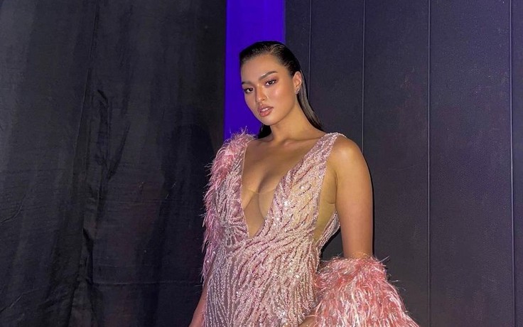 Miss Universe Thái Lan tự tin với thân hình ngoại cỡ với váy cắt xẻ bạo