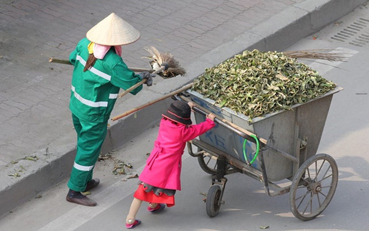 Mẹ bé gái phụ quét rác ngày Tết: Một mình làm nhiều việc nuôi con