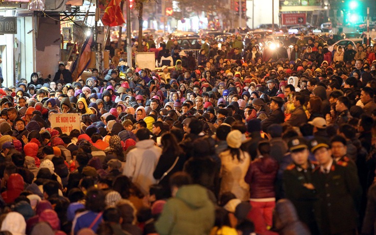 Hàng nghìn người ngồi ngoài đường để lễ giải hạn đầu năm