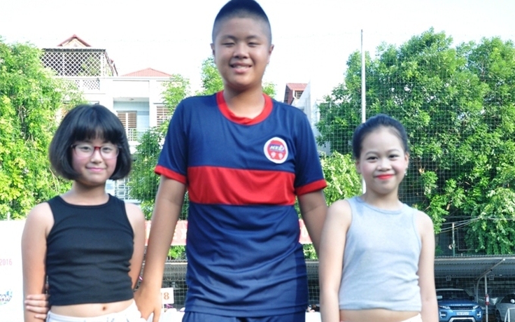 Cầu thủ 12 tuổi Việt Nam to cao hơn cả trọng tài Trung Quốc