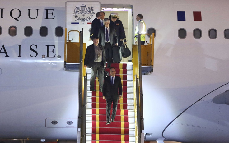 Chuyên cơ chở Tổng thống Pháp hạ cánh xuống sân bay Nội Bài