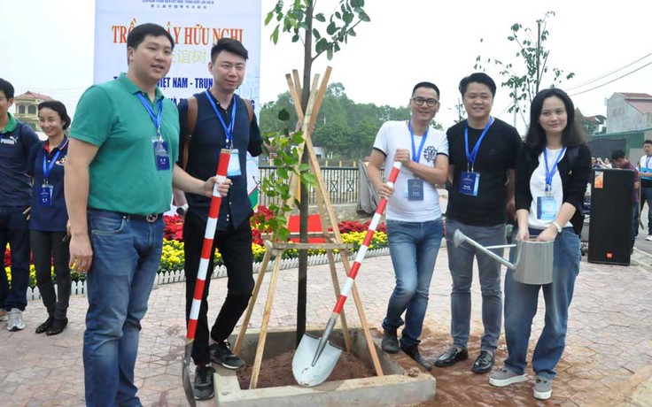 Thanh niên Việt Nam - Trung Quốc trồng cây hữu nghị ở Lạng Sơn