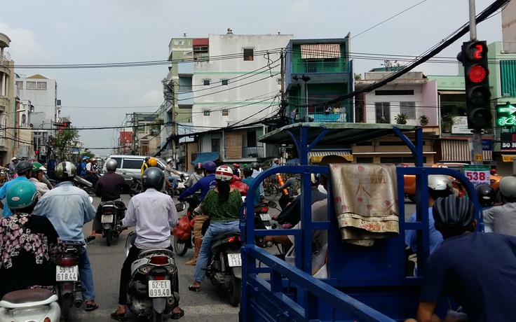 ‘Đèn đỏ à, cứ nổ máy đấy…’ !