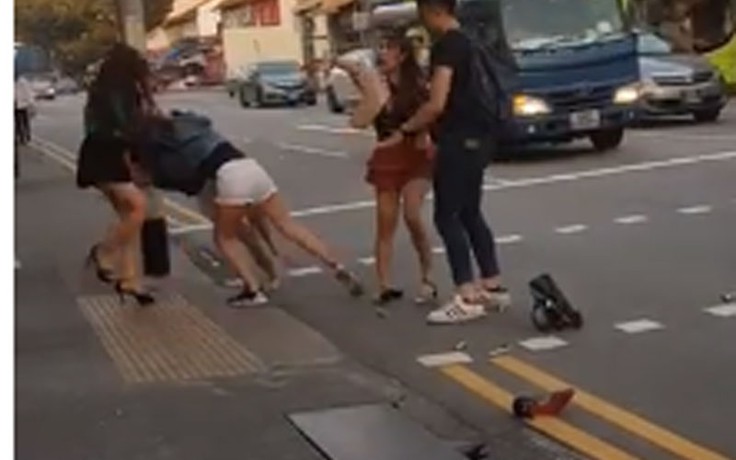 Hai cô gái đánh nhau, chửi bới bằng tiếng Việt ở Singapore, nhiều người nhặt đồ giùm