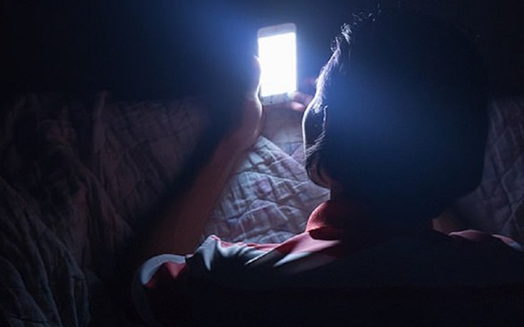 Đột quỵ mắt, mù mắt nếu liên tục dùng điện thoại trong bóng tối?