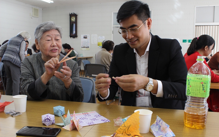 Bạn trẻ Việt hát Doraemon, gấp giấy Origami trên đất Nhật