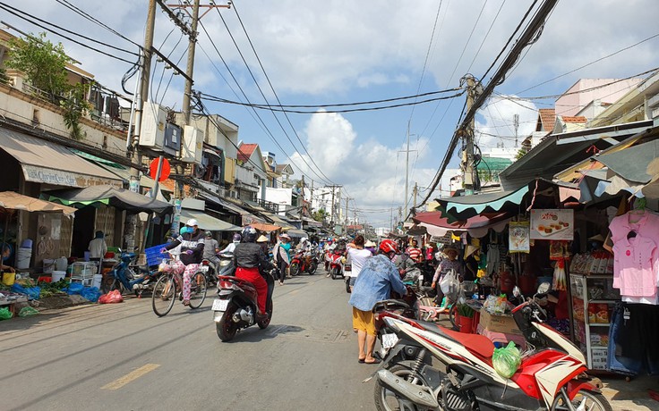 Thấy người được cách ly tại nhà mà vẫn ra ngoài đường thì báo cho ai?