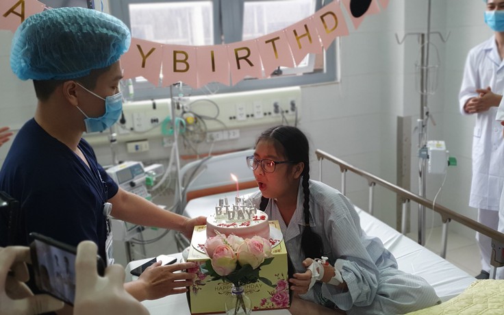 Nữ sinh 18 tuổi và lễ sinh nhật chưa từng có ở Bệnh viện Bạch Mai