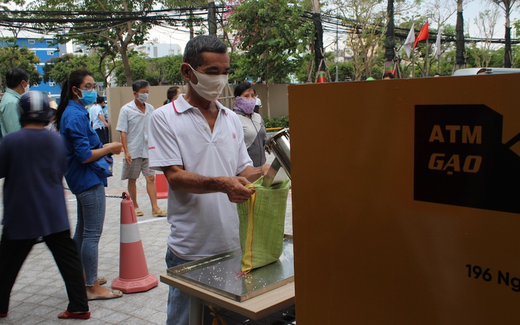 TP.HCM có thêm ATM gạo, bà con mừng vui xếp hàng trong trật tự