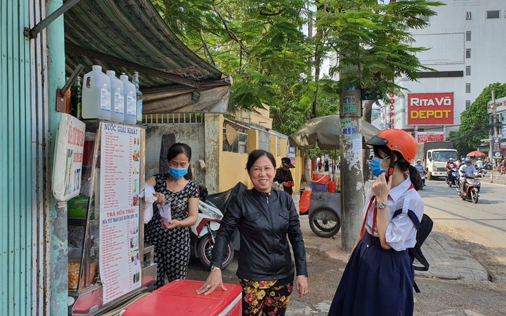 Ngày đầu trở lại trường, học sinh ôm cô hàng nước: 'Con nhớ má quá'