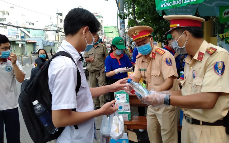 CSGT tặng khẩu trang cho thí sinh thi tốt nghiệp THPT: 'Tôi nhớ ngày mình đi thi'