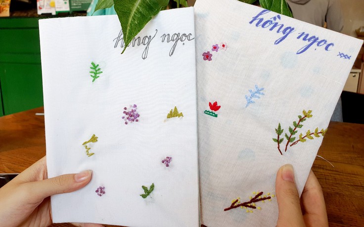 Nữ sinh trường chuyên Lê Hồng Phong sáng tạo cách bao sách vở bằng vải cũ