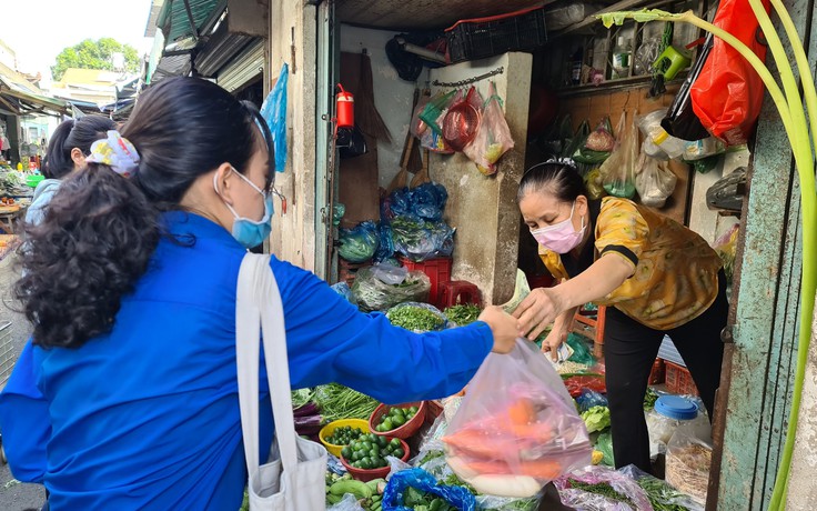 Đi chợ giúp người dân nơi phong tỏa: ‘Cháu mua giúp cô 2 kg thịt’