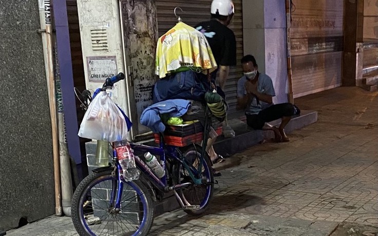 TP.HCM giãn cách: Bật khóc nhìn người vô gia cư, chàng trai làm điều ý nghĩa