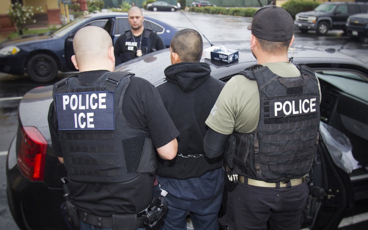 Tòa tối cao California phản đối đặc vụ nấp sẵn ở tòa bắt người nhập cư lậu