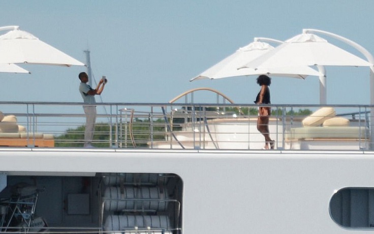 Ông bà Obama đi chơi trên siêu du thuyền 300 triệu USD