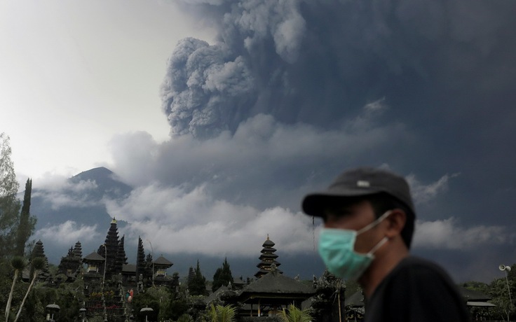 Bali tạm thời nối lại các đường bay dù núi lửa phun