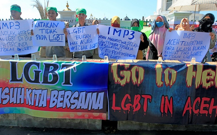 Indonesia điều tra cảnh sát hạ nhục người chuyển giới
