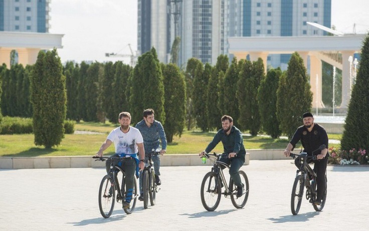 Lãnh đạo Chechnya thị sát bằng xe đạp